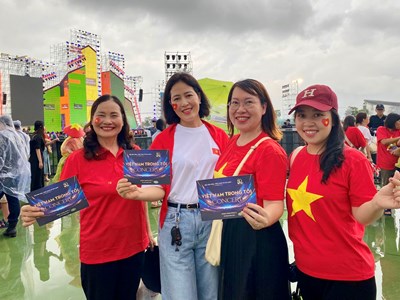 Đông đảo người dân xếp hàng vào xem concert “Việt Nam trong tôi”