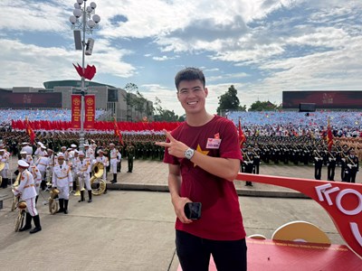 Cầu thủ Duy Mạnh và những bước chân tự hào trên Quảng trường Ba Đình