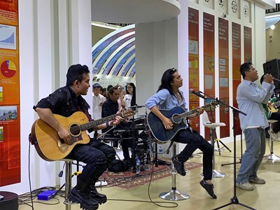 Ban Nhạc Bức Tường khuấy động không gian Triển lãm Thành tựu đất nước