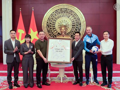 Đại sứ quán Việt Nam tại Trung Quốc tiếp đón CLB Công an Hà Nội