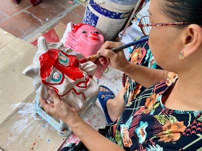 Giữ hồn Trung thu qua mặt nạ giấy bồi truyền thống