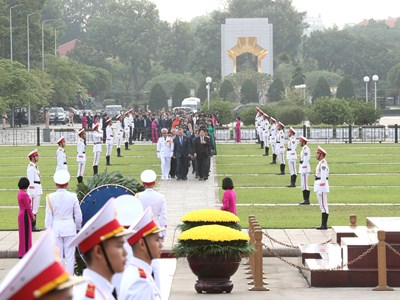 Các đại biểu Quốc hội vào Lăng viếng Chủ tịch Hồ Chí Minh