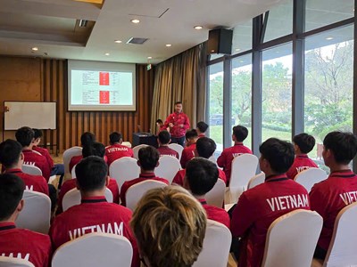 U22 Việt Nam họp chiến thuật trước trận gặp Uzbekistan 