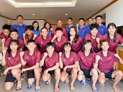 Trưởng đoàn Nguyễn Hồng Minh “tiếp lửa” tuyển futsal nữ Việt Nam 