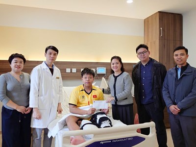 Lãnh đạo LĐBĐVN thăm tuyển thủ futsal U19 Đoàn Tuấn Phong sau phẫu thuật