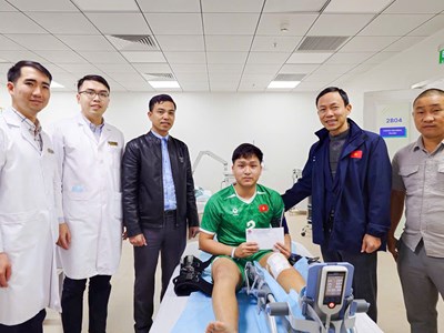 Lãnh đạo LĐBĐ Việt Nam thăm tuyển thủ futsal U16 Nguyễn Văn Lực