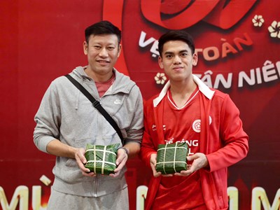 Khuất Văn Khang và các đồng đội Thể Công - Viettel gói bánh chưng đón Tết