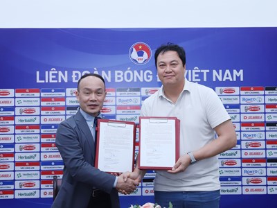 LĐBĐ Việt Nam tiếp tục đặt niềm tin vào HLV thủ môn Lee Woon-jae