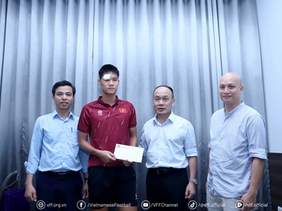 Lãnh đạo LĐBĐ Việt Nam thăm hỏi, động viên cầu thủ Vũ Đức Huy