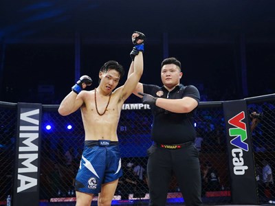 Châu La “siết nghẹt” Bàn Văn Hoàng ở những giây cuối