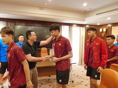 Chủ tịch LĐBĐ Việt Nam Trần Quốc Tuấn động viên U17 Việt Nam trước trận tứ kết châu Á
