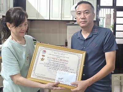 HLV Phan Thanh Hùng nhận Kỷ niệm chương “Vì sự nghiệp bóng đá Việt Nam”