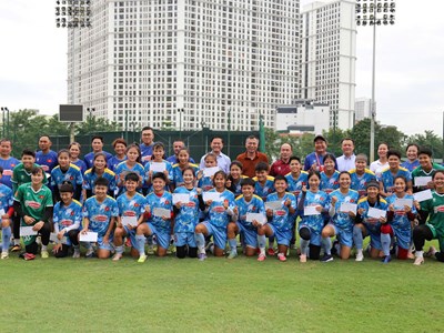 Chủ tịch VFF Trần Quốc Tuấn động viên ĐT nữ Việt Nam trước hành trình ASIAD 2026