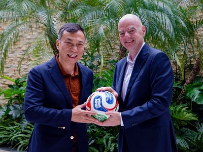 Tổng Thư ký FIFA ấn tượng với tình yêu bóng đá tại Việt Nam