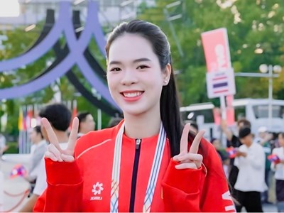 Thanh Thúy và Quang Kiệt cầm cờ Đoàn Thể thao Việt Nam tại ASIAD 20