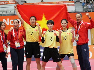 Bộ trưởng Bộ VHTTDL Lâm Thị Phương Thanh chúc mừng chiếc HCV của cầu mây
