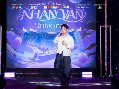 Vương Bình bất ngờ xuống xe giao lưu cùng người hâm mộ sau đêm diễn