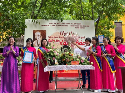 Hội thi cắm hoa, trang trí mâm ngũ quả dâng Bác