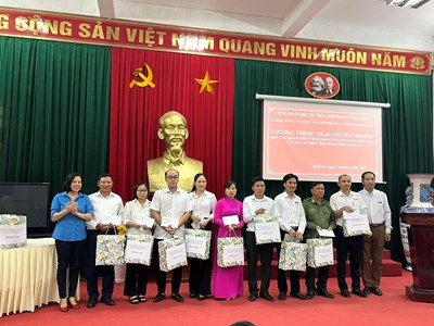 Trao quà cho các đoàn viên công đoàn có hoàn cảnh khó khăn