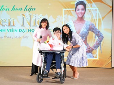 Dành học bổng “nghị lực Nguyễn Minh Châu” viết tiếp ước mơ giảng đường cho tân sinh viên giỏi nghị lực