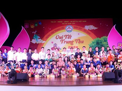 Nghệ sĩ Xuân Bắc và Tự Long vui Trung thu với trẻ em vùng lũ Sơn Tây