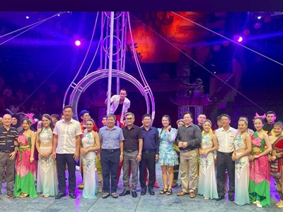 Xúc động với chương trình “Nối vòng tay nhân ái - Ước mơ của em” của Liên đoàn Xiếc Việt Nam 