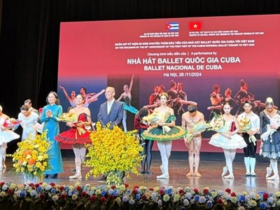 Tổng Bí thư Tô Lâm và phu nhân dự chương trình biểu diễn của Đoàn Nhà hát Ballet quốc gia Cuba