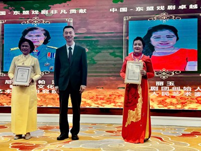 NSND Lệ Ngọc được trao Giải thưởng cống hiến tại Liên hoan Sân khấu Trung Quốc – ASEAN 