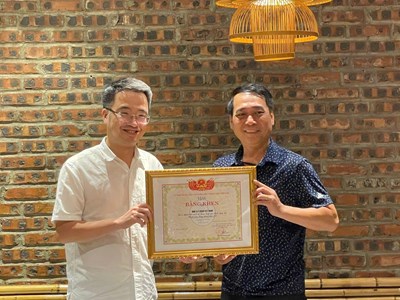 Trao Bằng khen cho Nhà hát Kịch Việt Nam 