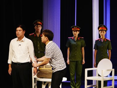 Vở kịch “Đoạn kết”: Cuộc giằng co giữa công lý và ân tình