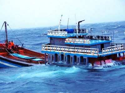 Một tàu cá ở Thanh Hóa bị lốc đánh chìm, 4 ngư dân mất tích