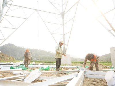 Công nhân thi công đường dây 500kV xuyên lễ giữa nắng nóng