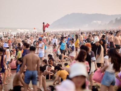Bãi biển Sầm Sơn ken cứng du khách giải nhiệt