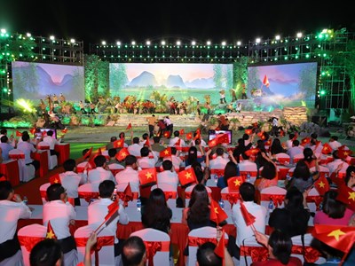 Cầu truyền hình trực tiếp “Dưới lá cờ quyết thắng”: Hào hùng và lắng đọng