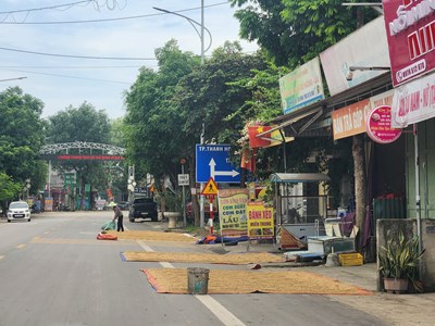 Lấn chiếm đường phơi rơm rạ, thóc lúa, tiềm ẩn nguy cơ gây tai nạn giao thông