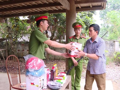 “Đổi quà lấy súng”, cách làm sáng tạo của Công an huyện miền núi xứ Thanh