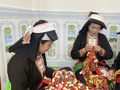 Gìn giữ, phát huy nghề thêu thổ cẩm của người Dao ở Thanh Hoá