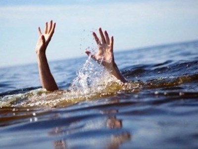 Tắm biển, hai học sinh bị đuối nước 