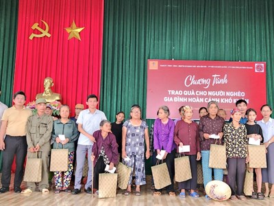 Báo Văn Hoá tặng quà cho người nghèo ở Thanh Hoá