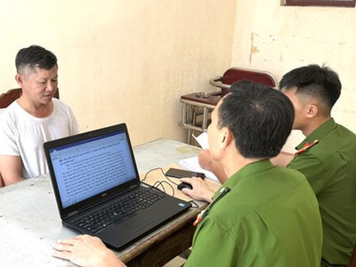 Hạt phó Hạt Quản lý đường bộ bị bắt vì trộm biển báo giao thông