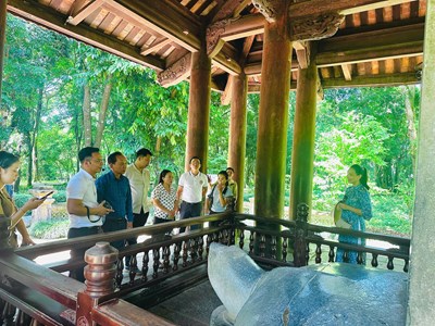 Đoàn cán bộ Văn phòng Bộ Thông tin, Văn hóa và Du lịch Lào dâng hương tại Khu Di tích quốc gia đặc biệt Lam Kinh