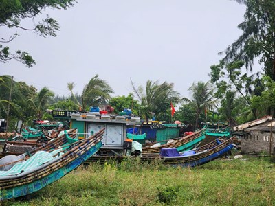 Thanh Hoá bắt đầu mưa lớn, đường phố, bãi biển vắng tanh trước giờ bão số 3 đổ bộ