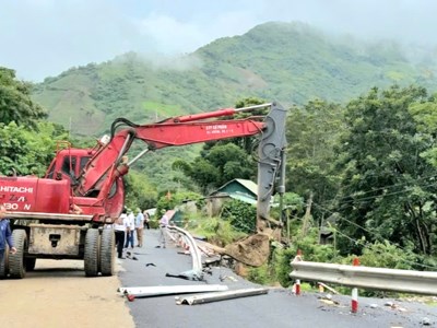 Nhiều tuyến đường miền núi Thanh Hoá sạt lở nghiêm trọng