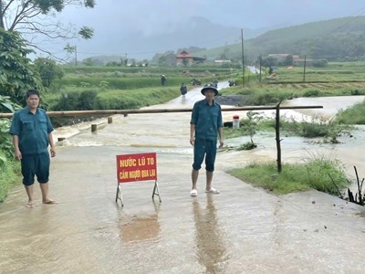 Nhiều ngầm tràn ngập sâu trong nước gây ách tắc giao thông