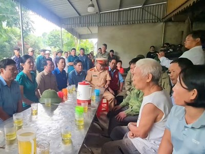 Thăm hỏi gia đình nạn nhân bị tử vong do lũ cuốn