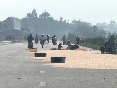 Ngang nhiên chiếm đường phơi ruốc biển gây mất an toàn giao thông