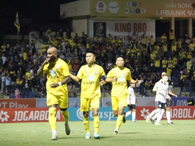 Thắng sít sao SHB Đà Nẵng, Đông Á Thanh Hoá giữ vững ngôi đầu 