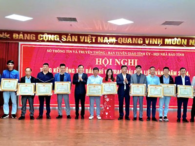 Phóng viên Báo Văn hoá được Chủ tịch UBND tỉnh Thanh Hoá tặng bằng khen