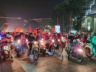 Hàng vạn người dân Thanh Hoá đổ ra đường ăn mừng chiến thắng