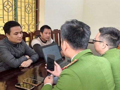 Bắt 4 đối tượng mua đi bán lại hàng nghìn tài khoản ngân hàng